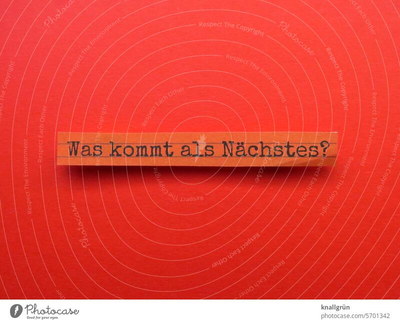 Was kommt als Nächstes? Zukunft Text Sorge Angst Fragen Fragezeichen unsicher Irritation ratlos Gefühle Nachrichten Weltlage Krise schlechte Nachrichten Neugier