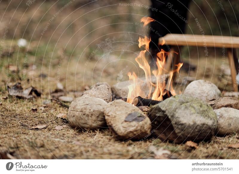 Lagerfeuer mit trockenem Holz im Steinkreis in der Natur Lagerfeuerstimmung Steine Wiese Naturerlebnis Naturliebe Feuer Feuerstelle brennen Brennholz brennend