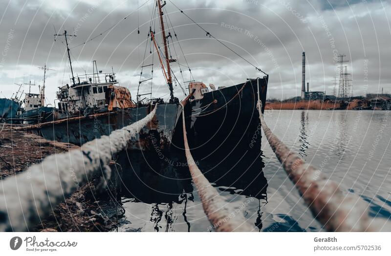 altes Schiff in der Ukraine auf Grund gelaufen Berdjansk Kherson mariupol Odessa Verlassen verirrt Strand groß Boot Ladung Katastrophe Küste Konflikt Krise