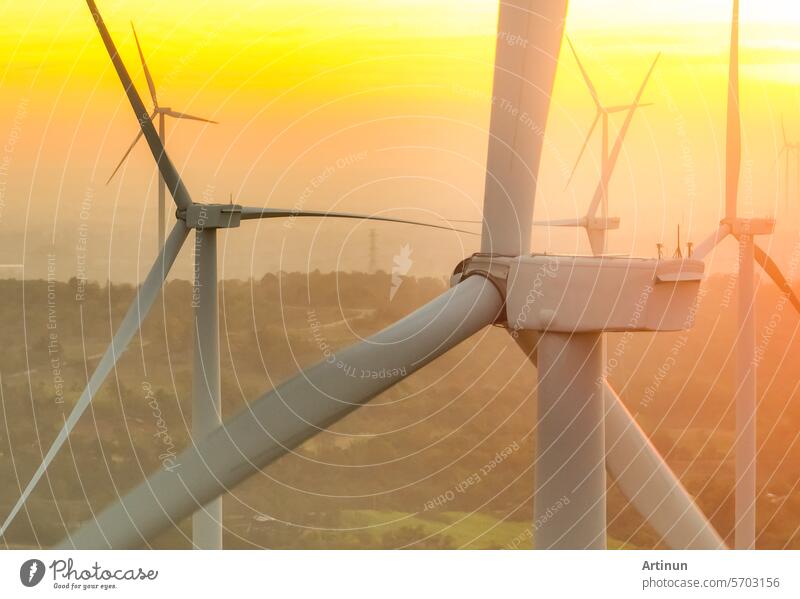 Windparkfeld und Sonnenuntergangshimmel. Windkraft. Nachhaltige, erneuerbare Energie. Windturbinen erzeugen Strom. Nachhaltige Entwicklung. Grüne Technologie für nachhaltige Energie. Umweltfreundliche Energie.