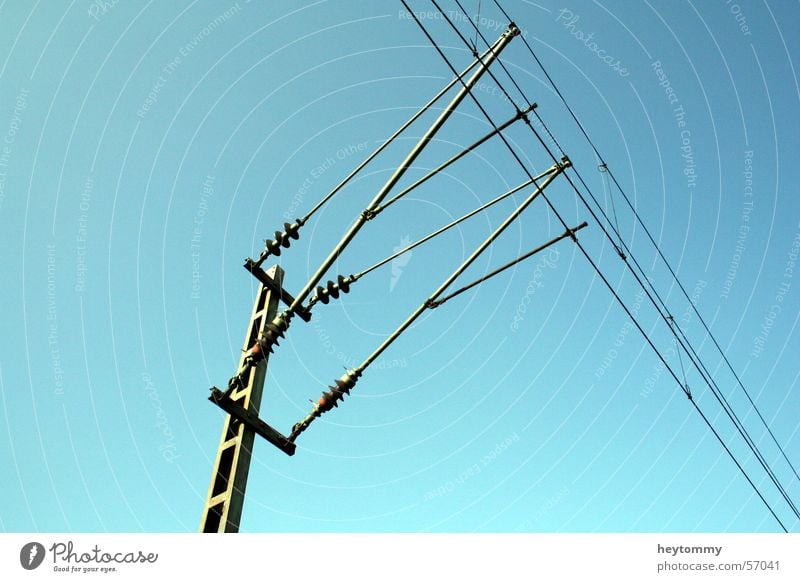 Power is force I Strommast Elektrizität Kraft Leitung Draht Ständer Halterung Elektrisches Gerät Wissenschaften Zukunft Stahl Träger stark standhaft trotzig