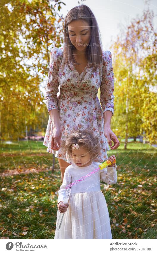 Mutter und Tochter genießen den Herbsttag im California Park Kalifornien Natur Herbstfarben ethnisch Familie Bonden im Freien sonnenbeschienen spielerisch