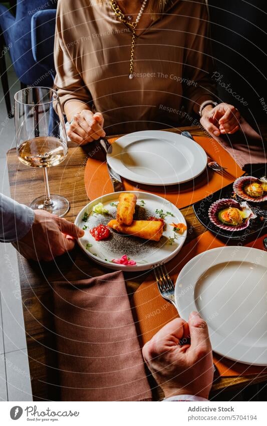 Elegantes Speiseerlebnis mit Gourmetgerichten speisend Feinschmecker Lebensmittel feines Essen Frau Wein Glas Tisch Teller Restaurant Eleganz Küche Mahlzeit