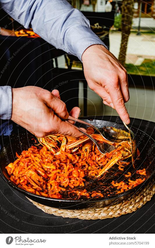 Pasta mit Meeresfrüchten bei einer Veranstaltung im Freien servieren Person Spätzle Servieren speisend Pfanne groß prächtige Speise Lebensmittel Mahlzeit Küche