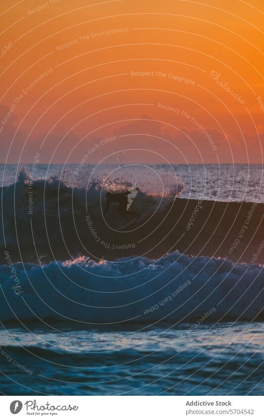 Unbekannter Surfer reitet auf einer stürmischen Welle im Meer am Abend winken rollen MEER Sonnenuntergang tropisch Natur Meereslandschaft Surfbrett Himmel