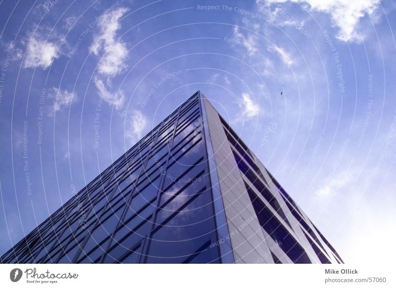 skyedge Wolken Reflexion & Spiegelung Haus Froschperspektive Dreieck Fenster Himmel Glasfassade Stahl building blau Ecke reflektion triangle Architektur