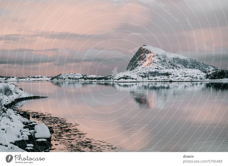 Lofoten Lofoten Inseln Norwegen Norwegenurlaub Meer Meeresufer Atlantik Nordatlantik Polarmeer polar Polarkreis Küste Schnee Landschaft Natur Felsen