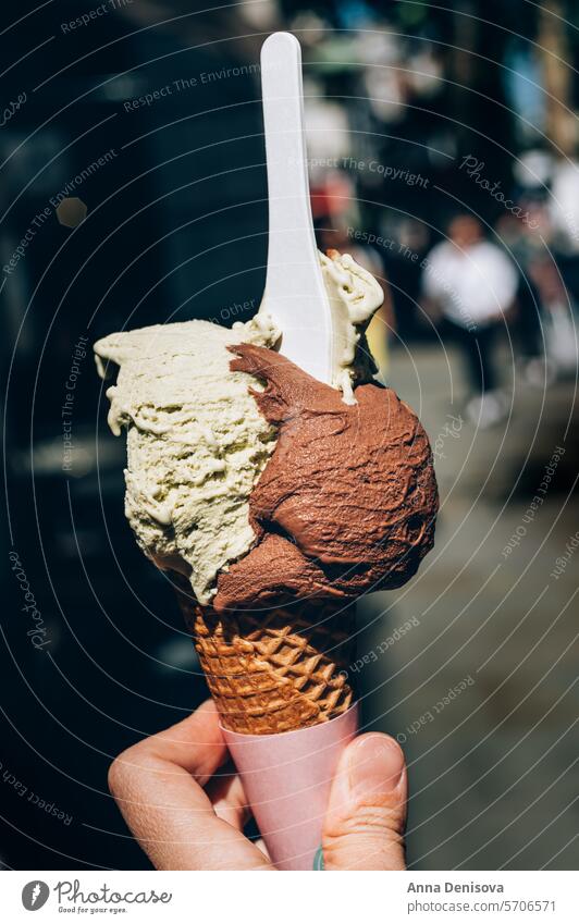 Erstaunliches Gelato-Eis an einem heißen Sommertag Speiseeis Eiscreme wegnehmen gelato Doppelrahm Kondensmilch selbstgemacht Topf Zapfen Gesundheit Erdbeeren