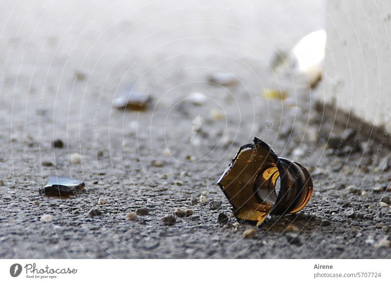 Gewaltverbrechen unter Alkoholeinfluss zerbrochen kaputt Bierflasche Flaschenhals Zerstörung Ärger Glasbruch Scherbe Gefahr Aggression Schaden Vandalismus