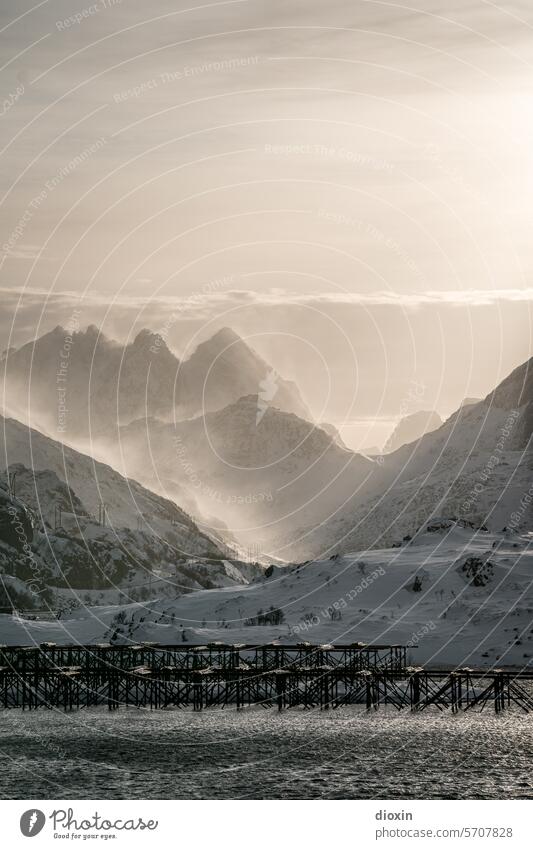 Lofoten Lofoten Inseln Norwegen Norwegenurlaub Meer Meeresufer Atlantik Nordatlantik Polarmeer polar Polarkreis Küste Schnee Landschaft Natur Felsen