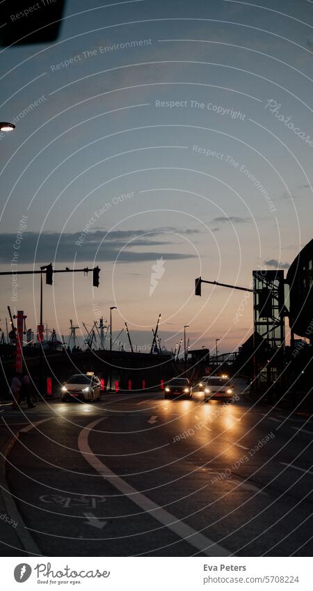 Hamburger Landungsbrücken am Abend abends Abendstimmung blue hour Hafen Hamburger Hafen Außenaufnahme Elbe Stadt Farbfoto Hafenstadt Fluss Wasser