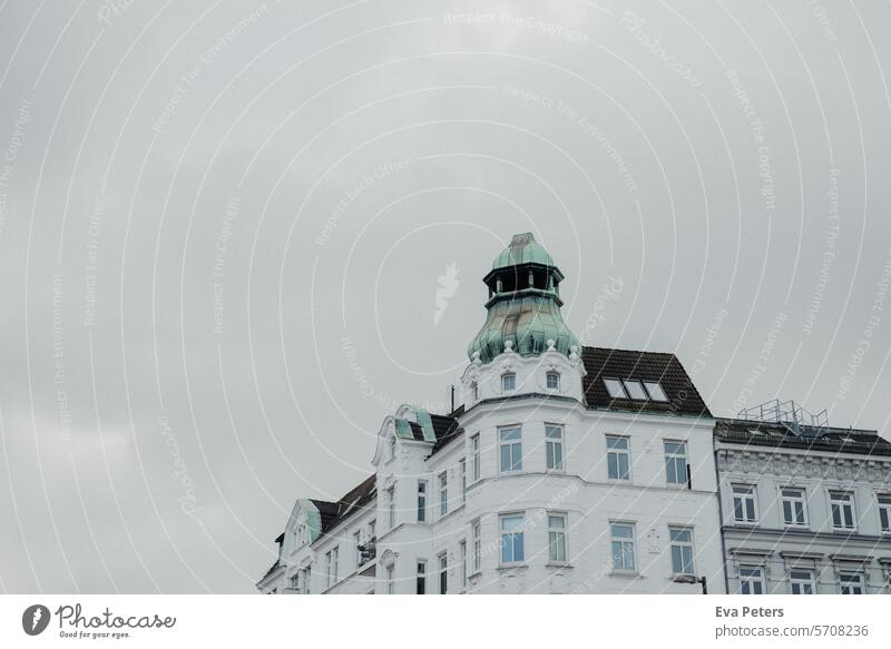 Dach eines Gebäudes auf der Hamburger Reeperbahn Deutschland Außenaufnahme Architektur Farbfoto Stadt Himmel Bauwerk Europa Fassade Hafenstadt Haus Fenster