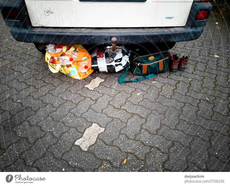 Auf dem Bahnhof Parkplatz, 1 Std. Höchstdauer Parken , stand dieses Mobil mit Zubehör den ganzen Tag. Parkplatzmangel Menschenleer Farbfoto parken Außenaufnahme