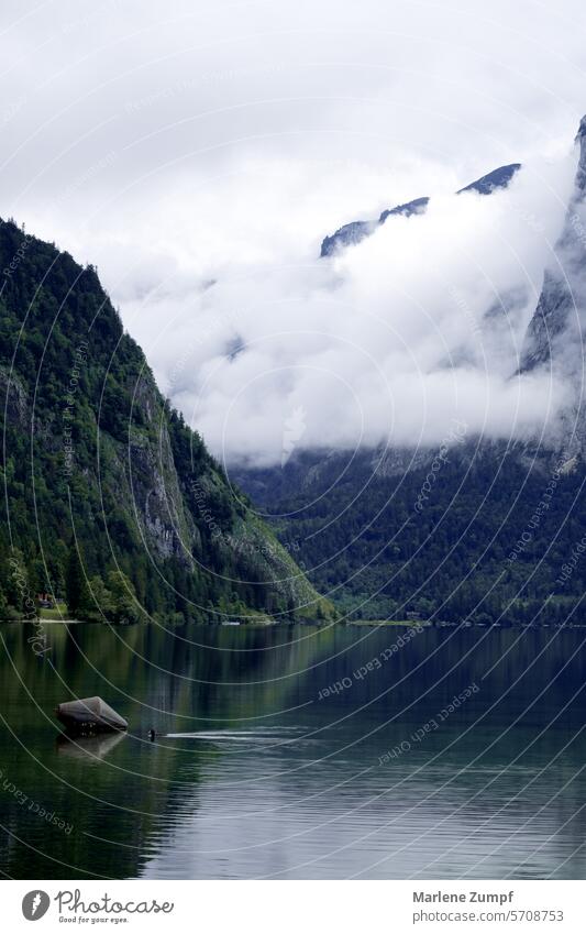 Berg- und Seenlandschaft Berge u. Gebirge berg u. See Wasser Landschaft Natur blau Himmel Außenaufnahme Wolken Ferien & Urlaub & Reisen Gipfel Alpen wandern