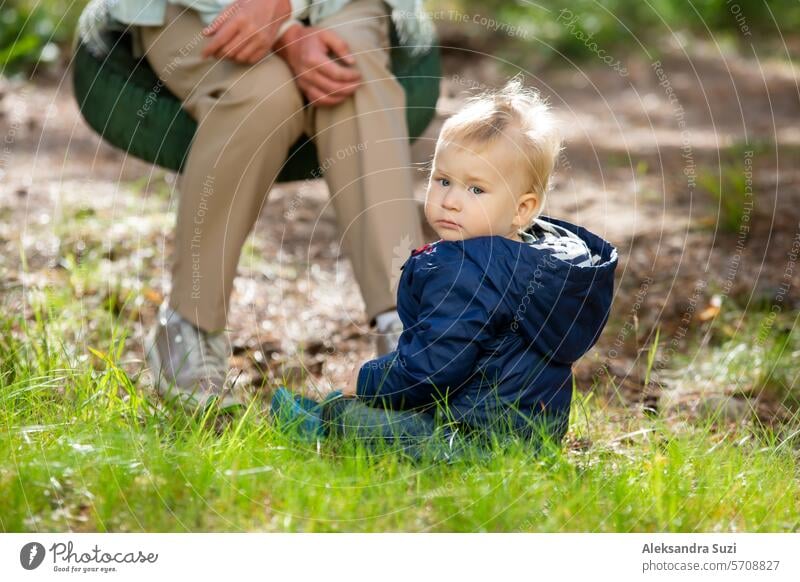 Die Mutter mit zwei Kindern vergnügt sich auf dem Spielplatz. Die Mutter schaukelt ihre Kinder auf der Schaukel. aktiv Aktivität Baby Junge Pflege Kaukasier