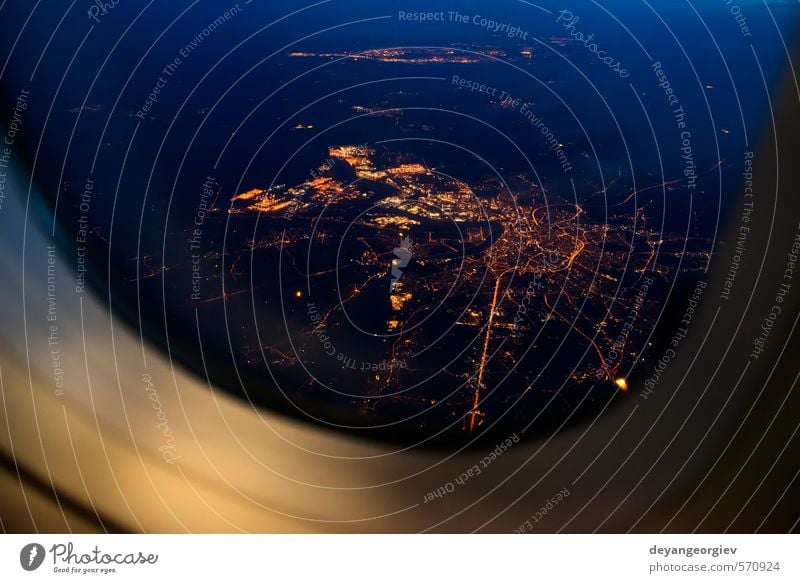 Nachtansicht Außerhalb des Flugzeugs Ferien & Urlaub & Reisen Tourismus Business Luftverkehr Himmel Wolken Kleinstadt Stadt Verkehr Passagierflugzeug Fluggerät