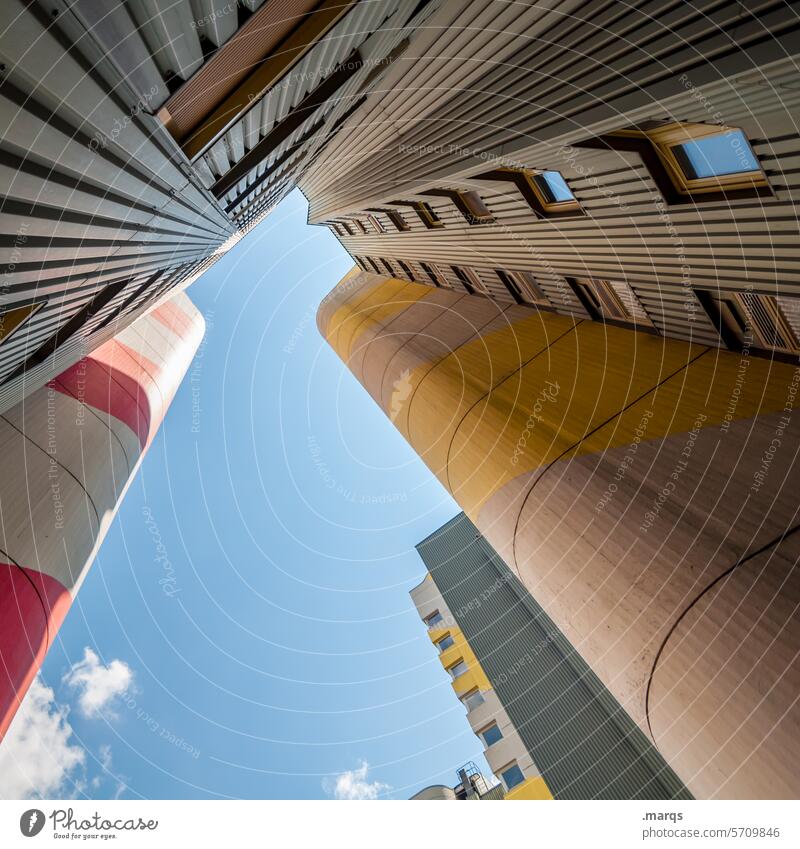 Zwischen den Fronten Himmel Schönes Wetter Gebäude Fenster Immobilienmarkt Architektur hoch himmelwärts Stil Design modern Fassade Perspektive Zukunft