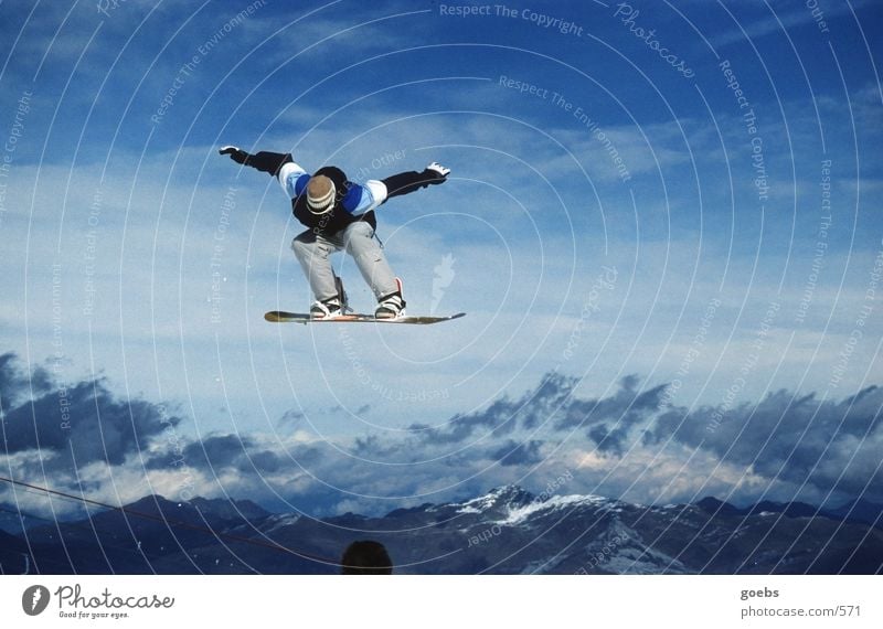 bigair 01 Snowboard springen Winter Sport Alpen Gipfel hoch Körperhaltung Wolken Freestyle talentiert Außenaufnahme Farbfoto Snowboarder Snowboarding Air