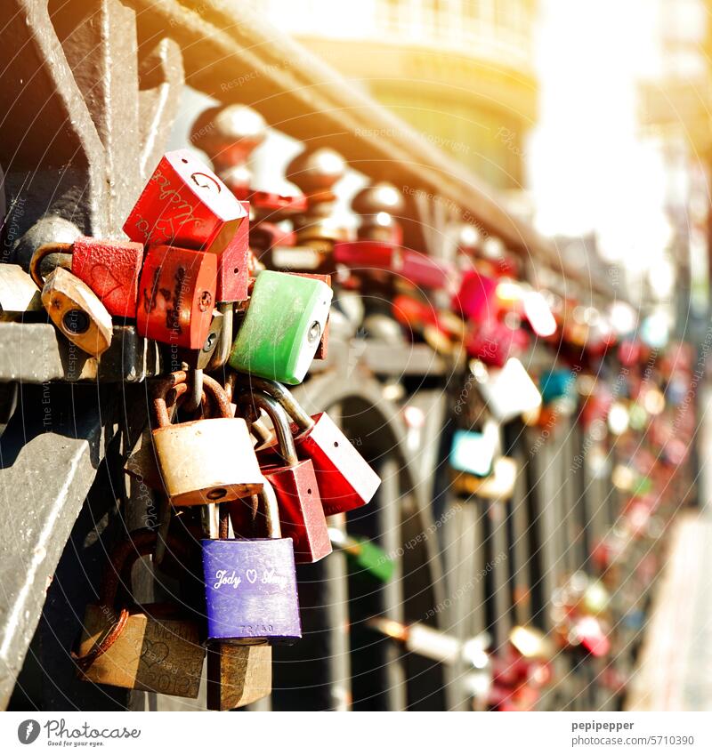 Liebesschlösser an einer Brücke Liebesschloss Romantik Liebesbekundung Verliebtheit Liebeserklärung Gefühle Partnerschaft Treue Zusammensein Symbole & Metaphern