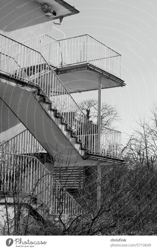 Treppe an altem Gebäude Stufe Stufen Aufgang HAus aufwärts treppe Treppengeländer Architektur Wand Haus Treppenhaus verfallen Lost Place wohnen wohnhaus