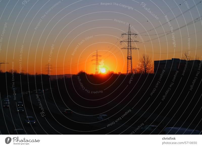 Sonnenaufgang an Straße mit Hochspannungsmasten Sonnenuntergang Licht Dämmerung Sonnenlicht Abend Himmel Natur Umwelt Wolken Silhouette Horizont Strom