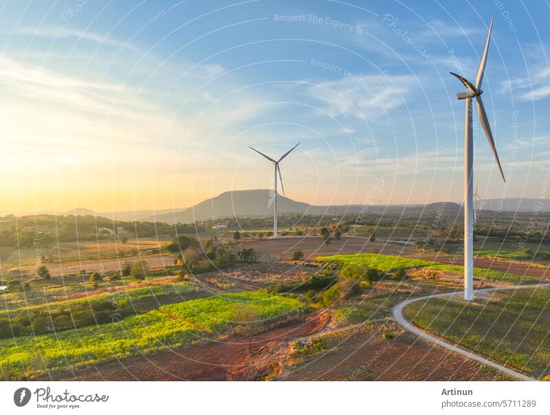 Windparkfeld und Sonnenuntergangshimmel. Windkraft. Nachhaltige, erneuerbare Energie. Windturbinen erzeugen Strom. Nachhaltige Entwicklung. Grüne Technologie für nachhaltige Energie. Umweltfreundliche Energie.