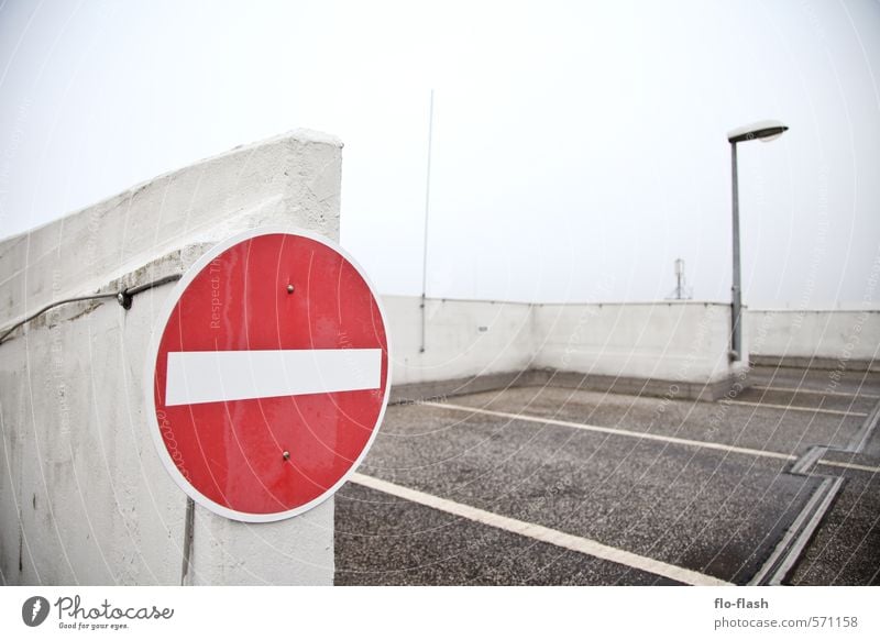 StVO auf'm Dach? Stadt Hafenstadt Stadtzentrum Industrieanlage Parkhaus Architektur Mauer Wand Verkehrszeichen Verkehrsschild Schilder & Markierungen