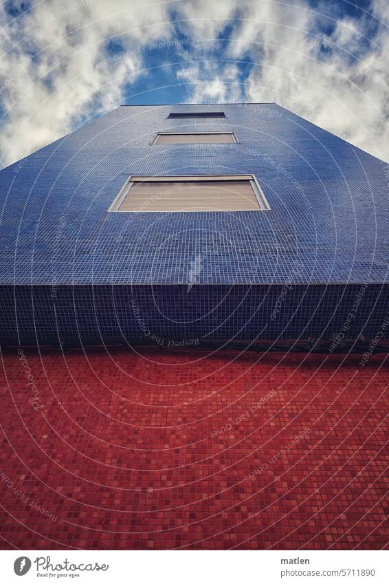 Fassade rot blau Fliesen Fenster Himmel Wolken Architektur Außenaufnahme Stadt Wand Hochhaus