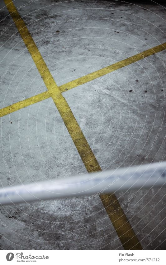 four corners Schulhof Fabrik Hafenstadt Stadtzentrum Menschenleer Parkhaus Beton Metall Armut bedrohlich dreckig dunkel kalt trist Kreuz Farbfoto