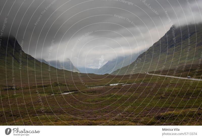 Die A82, die durch die Glencoe Mountains in Ballachullish, Schottische Highlands, führt Straße Berge a82 A82 Straße ballachulish Schottland Natur Cloud