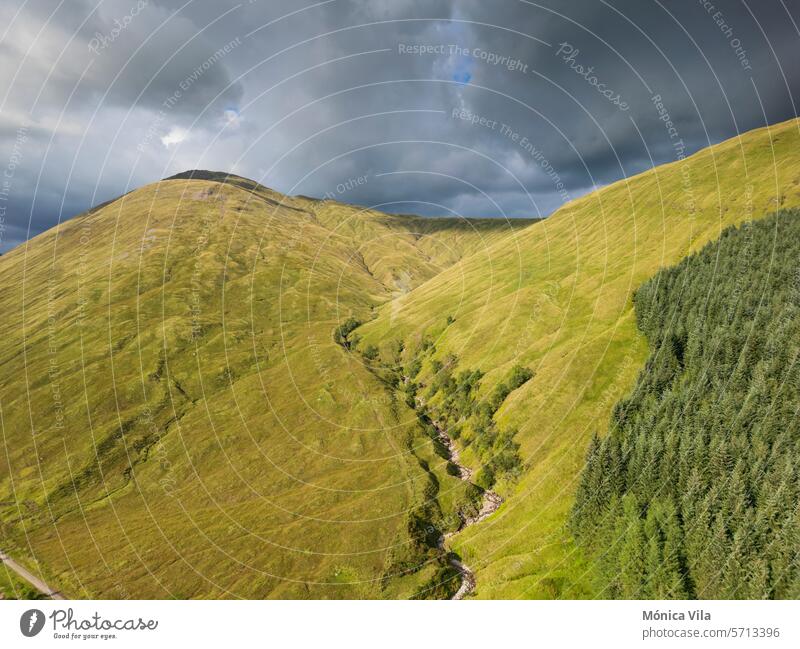 Luftaufnahme von Bergen mit grünem Gras und Wald bei Auch, Bridge of Orchy, Schottische Highlands Brücke von Orchy Schottland grünes Gras Natur Landschaft