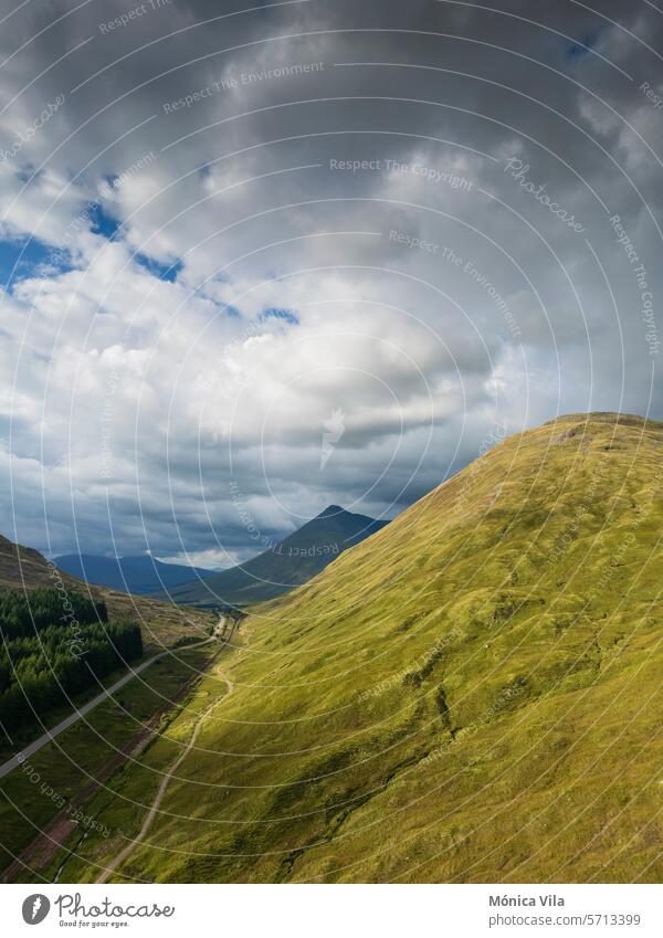 Luftaufnahme von Bergen mit grünem Gras und Wald bei Auch, Bridge of Orchy, Schottische Highlands Brücke von Orchy Schottland grünes Gras Natur Landschaft