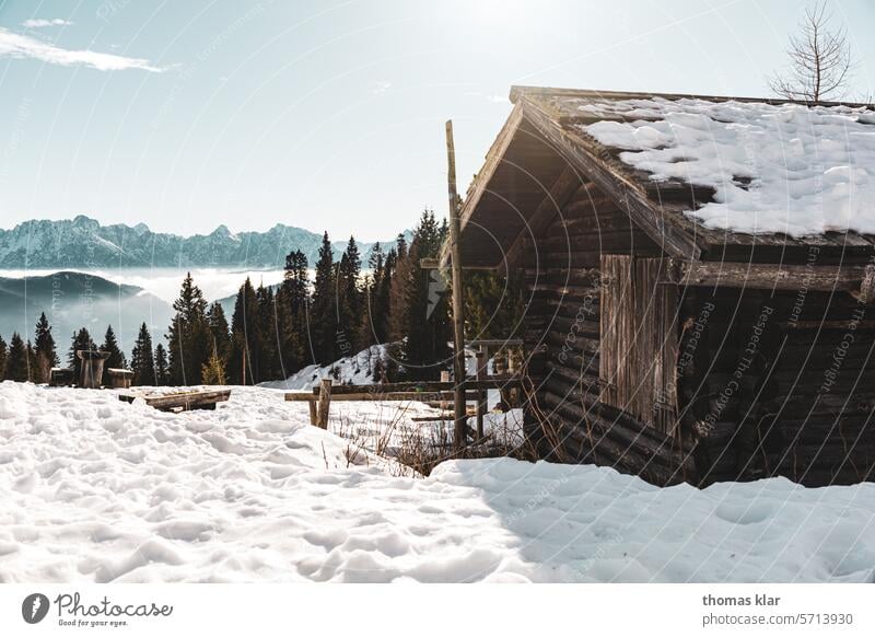 Holzhaus (Almhütte) am Berg mit Schnee Ferien Tourismus Landleben Berge Natur Kärnten Austria Gesundheit Vital Sonne