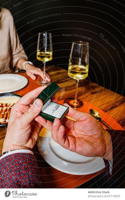 Romantischer Heiratsantrag in einem Restaurant Vorschlag Verlobungsring romantisch Abendessen Paar Feier itim Moment Liebe Verpflichtung Partner Schmuck Wein