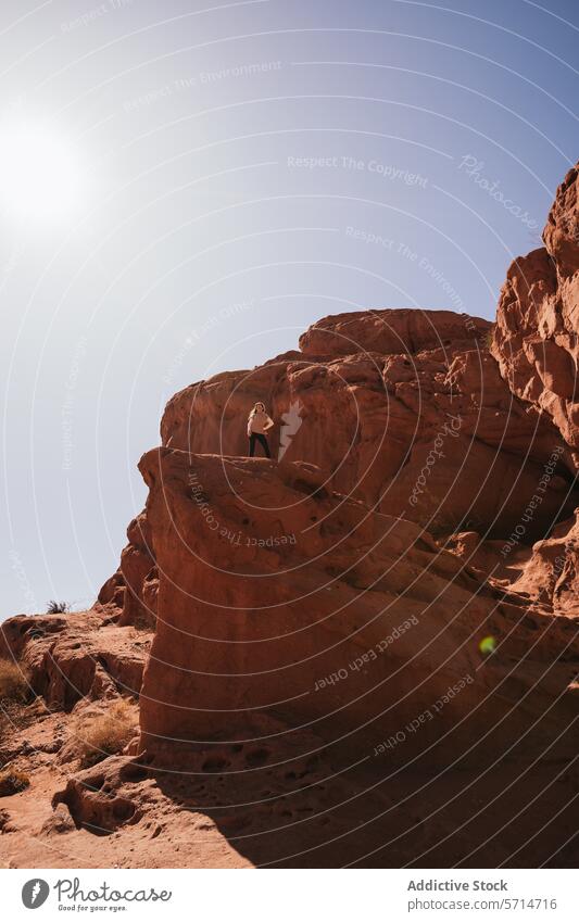 Abenteuerliche Entdecker in der Felsformation Los Colorados Abenteurer los colorados Argentinien Gesteinsformationen wüst Erkundung Reisender Blauer Himmel