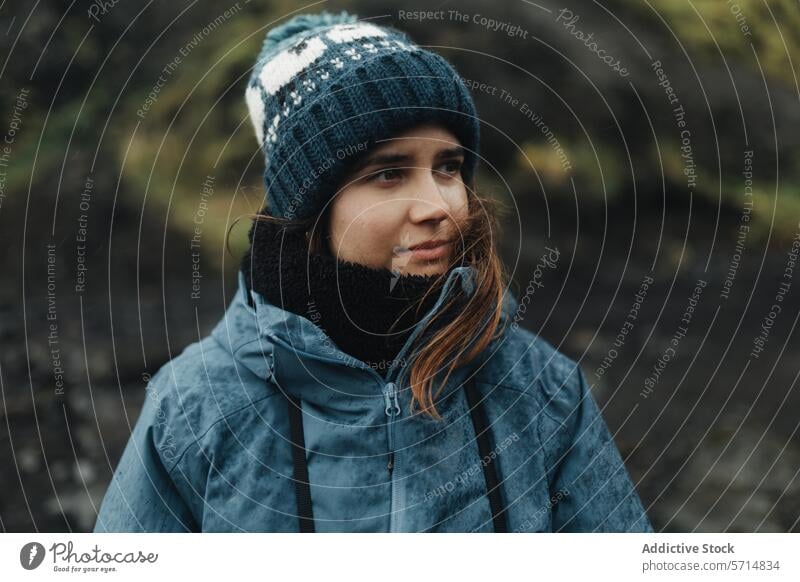 Kontemplative Frau in der isländischen Natur Island Ausflug im Freien Wildnis nachdenklich Beanie Jacke kalt Einsamkeit reisen Erkundung Landschaft Abenteuer