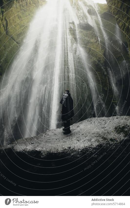 Majestätischer Wasserfall in Island mit Lone Male Explorer gljúfrabúi Natur Landschaft reisen Abenteuer Entdecker Frau majestätisch Nebel Schönheit Ehrfurcht