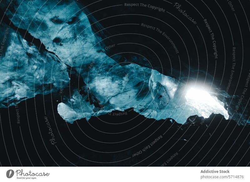 Eisige Höhle mit natürlichem Licht in Island natürliches Licht Innenbereich eisig Landschaft Schönheit geheimnisvoll surreal reisen Abenteuer Erkundung Natur