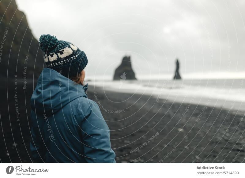 Generiertes Bild Island Reynisfjara Reynisdrangar Frau Reisender Strand schwarzer Sand Seestapel Küste reisen Landschaft Natur im Freien Abenteuer Fernweh