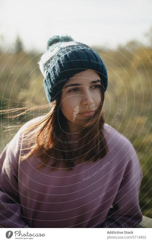 Nachdenkliche Frau mit Mütze genießt die Natur Island Ausflug Beanie nachdenklich jung Erwachsener Starrer Blick Kontemplation Schönheit im Freien reisen