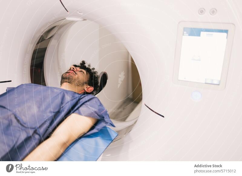 Mann bei einer CT-Untersuchung in einer medizinischen Einrichtung ct-Scan geduldig Diagnostik radiologisch Verfahren Gesundheitswesen Zentrum männlich Lügen