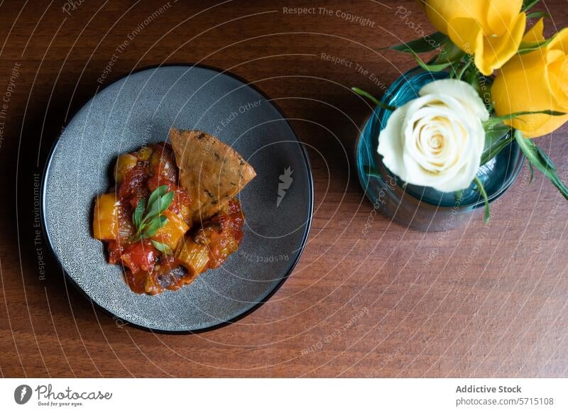 Gourmet-Gemüseeintopf vom Grill mit Sauerteigcrackern Feinschmecker gegrillt schmoren Cracker gelbe Paprika Zwiebel Teller anspruchsvoll Lebensmittel Küche