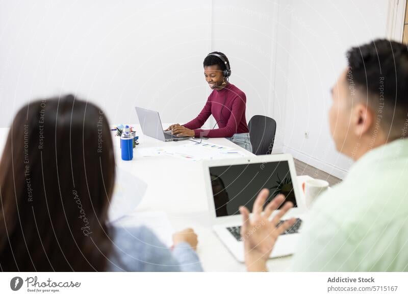 Gemeinsames Treffen mit jungen Bürofachkräften Sitzung Zusammenarbeit professionell Laptop Besprechung Teamwork Kollege Business Arbeit korporativ