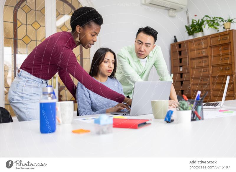 Vielfältiges Team bei einer gemeinsamen Arbeitssitzung Büro Zusammenarbeit Projekt Laptop Vielfalt modern Einstellung Engagement Menschengruppe Teamwork