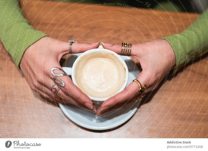 Gemütlicher Kaffeemoment mit Händen, die eine Tasse halten Hand warm Komfort Nahaufnahme Halt sich[Akk] entspannen Getränk trinken Espresso Cappuccino Latte