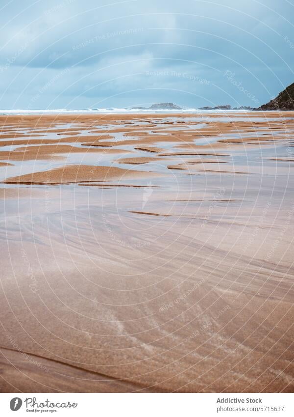 Ruhiger Strand mit sanften Wellen und strukturiertem Sand Rippeln winken MEER Meer bewölkter Himmel ruhig Gelassenheit Frühling Landschaft Natur