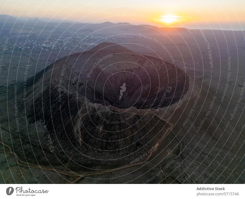 Sonnenuntergang über dem Vulkan Calderon Hondo, Fuerteventura Luftaufnahme Krater Landschaft Gelände Natur Abenddämmerung reisen Ausflugsziel Tourismus