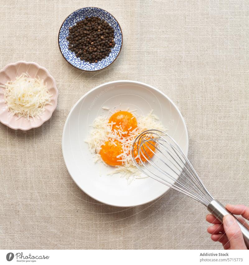 Vorbereitete Zutaten für hausgemachte Spaghetti Carbonara Ei Käse Paprika Bestandteil Vorbereitung Essen zubereiten kulinarisch Italienisch Küche Rezept