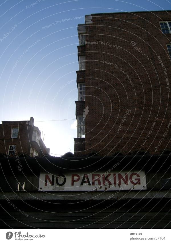 No Parking London Nottinghill Haus dunkel Außenaufnahme Himmel Schilder & Markierungen hell Sonne