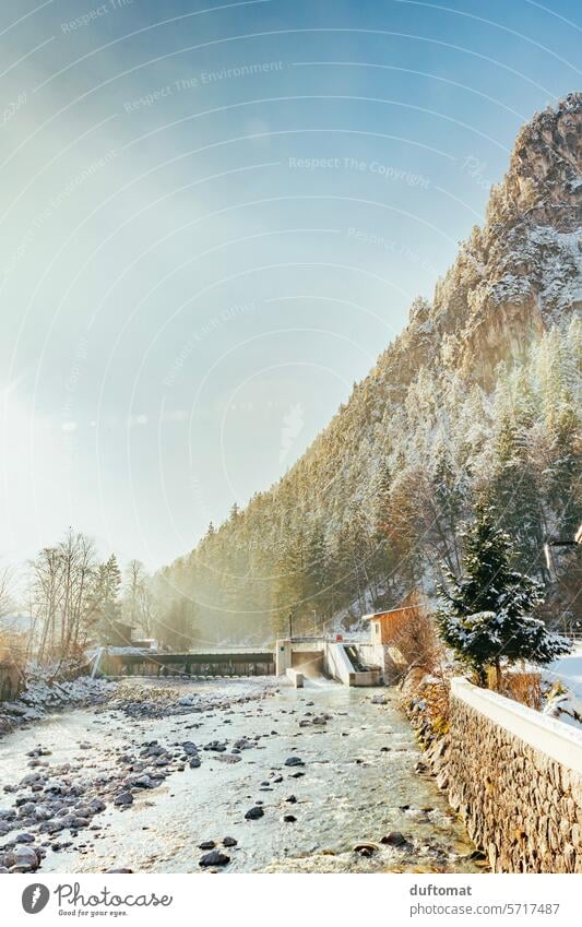 Sonnige Winter Landschaft mit Fluß im Berchtesgadener Land, Bayern Landschaften Schnee Berge u. Gebirge Himmel Alpen Gipfel Schneebedeckte Gipfel Außenaufnahme